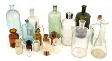 21 db különböző régi orvosi üveg, kopásnyomokkal, m: 5 és 24 cm között