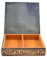 Faberakásos katonai motívumokkal díszített fém doboz, enyhén kopottas állapotban 15,5x15,5x3 cm