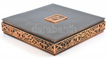 Faberakásos katonai motívumokkal díszített fém doboz, enyhén kopottas állapotban 15,5x15,5x3 cm