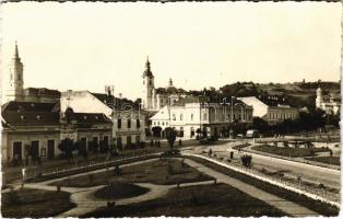 1942 Zilah, Zalau; Fő tér, Éder Géza üzlete, autóbusz, templomok / main square, shops, autobus, churches. photo