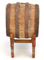 "Éljen a Magyar Haza" faragott fa hordó csapokkal, kis állványon 32 cm