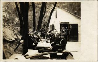 1918 Budapest XII. Zugliget, étterem kerthelyisége italozó társasággal. photo (EK)