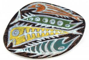 Gorka Lívia (1925-2011): Halas fali tál, festett mázas kerámia, jelzett, restaurált, d 25,5x18 cm
