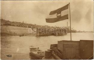 1918 Braila, Flagge der K.u.K. Kriegsmarine am Hafen / WWI Austro-Hungarian Navy flags at the port, barges. photo