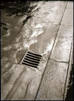 cca 1932 Kinszki Imre (1901-1945) budapesti fotóművész hagyatékából, vintage NEGATÍV (Csatornafedő), 5,8x4 cm