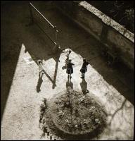 cca 1937 Kinszki Imre (1901-1945) budapesti fotóművész hagyatékából, vintage NEGATÍV (Játék az udvaron), 6x6 cm