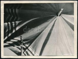 cca 1936 Kinszki Imre (1901-1945) budapesti fotóművész hagyatékából, jelzés nélküli vintage fotó (Esernyő), 4x5,5 cm