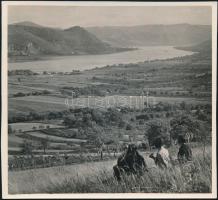 cca 1935 Kinszki Imre (1901-1945) budapesti fotóművész hagyatékából, a szerző által feliratozott, pecséttel jelzett vintage fotó (Látkép a Gál-hegyről), 12,8x14 cm