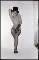 Kalapos gyakorlat, 4 db vintage erotikus NEGATÍV, 24x36 mm + 1 db mai nagyítás, 10x15 cm (nincs kapc...