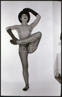 Kalapos gyakorlat, 4 db vintage erotikus NEGATÍV, 24x36 mm + 1 db mai nagyítás, 10x15 cm (nincs kapc...