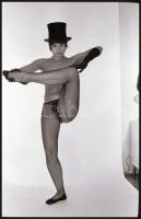 Kalapos gyakorlat, 4 db vintage erotikus NEGATÍV, 24x36 mm + 1 db mai nagyítás, 10x15 cm (nincs kapc...