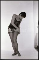 Kalapos gyakorlat, 4 db vintage erotikus NEGATÍV, 24x36 mm + 1 db mai nagyítás, 10x15 cm (nincs kapc...