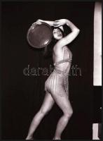 Kisdobos lengén öltözve, 4 db vintage erotikus NEGATÍV, 24x36 mm + 1 db mai nagyítás, 10x15 cm (ninc...