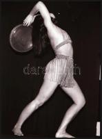 Kisdobos lengén öltözve, 4 db vintage erotikus NEGATÍV, 24x36 mm + 1 db mai nagyítás, 10x15 cm (ninc...