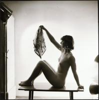 Szép leányok egy szál semmiben, 4 db vintage erotikus NEGATÍV (6x6 cm) + 1 db mai nagyítás, 10x15 cm...