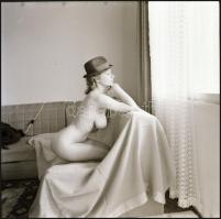 Szép leányok egy szál semmiben, 4 db vintage erotikus NEGATÍV (6x6 cm) + 1 db mai nagyítás, 10x15 cm...