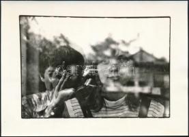 cca 1975 Nagy Endre: Egy ablak két oldalán, feliratozott, vintage fotóművészeti alkotás, a magyar fotográfia avantgarde korszakából, 12,8x18 cm