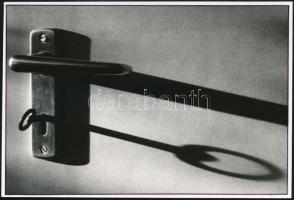 cca 1989 Bernáth András budapesti fotóművész feliratozott, vintage fotóművészeti alkotása (Kulcs), 12x17,5 cm