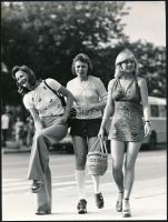 1975 Divatos fiatalok Salgótarjánban, Derenkó István feliratozott, vintage fotója, 24x18 cm