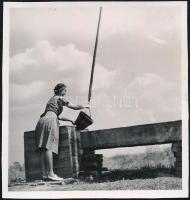 cca 1936 Thöresz Dezső (1902-1963) békéscsabai gyógyszerész és fotóművész hagyatékából  jelzés nélküli vintage fotó, 6x5,7 cm