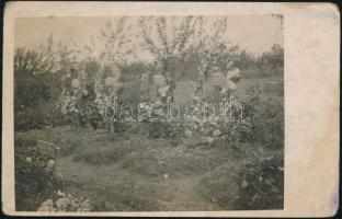 1918. június 24-én Piávénál elesett tisztek sírjai, feliratozott vintage fotó, három sírfelirat jól olvasható, 8,8x13,7 cm