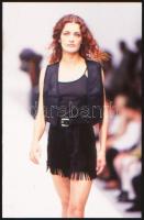 cca 1986 Lányok a kifutón, professzionális divat felvételek, 13 db vintage diapozitív szervízkeretbe...