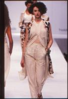 cca 1986 Lányok a kifutón, professzionális divat felvételek, 13 db vintage diapozitív szervízkeretbe...