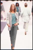 cca 1986 Lányok a kifutón, professzionális divat felvételek, 13 db vintage diapozitív szervízkeretbe...