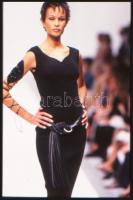 cca 1986 Lányok a kifutón, professzionális divat felvételek, 13 db vintage diapozitív szervízkeretbe...