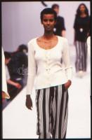 cca 1986 Lányok a kifutón, professzionális divat felvételek, 13 db vintage diapozitív szervízkeretbe...