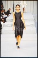 cca 1986 Lányok a kifutón, professzionális divat felvételek, 13 db vintage diapozitív szervízkeretbe...