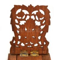 Faragott állítható könyvtámasz, népies motívumokkal, az egyik oldalán a zsanérozás meglazult, 35,5x1...