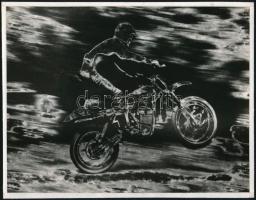 cca 1976 Nagy Lajos: Ördöglovas, feliratozott vintage fotóművészeti alkotás, a magyar fotográfia avantgarde korszakából, 18x23 cm