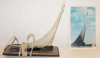 cca 1970 szovjet űrhajózási emlékmű világító üveg makettje + képeslap az eredeti emlékműről