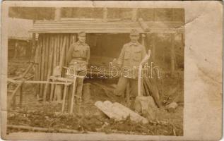 Első világháborús osztrák-magyar katonák favágás közben baltával / WWI K.u.K. (Austro-Hungarian) military, soldiers during wood-cutting with axe. photo (fa)
