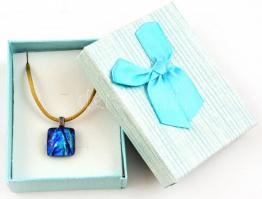 Irizáló kék üveg függő, selyemzsinóron, díszdobozban, 1,7×1,7 cm