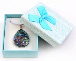 Csepp alakú paua függő medál, selyemzsinóron, 4,5×3 cm