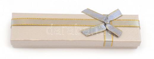 Üveg medál selyemzsinóron, díszdobozban, 5×2 cm