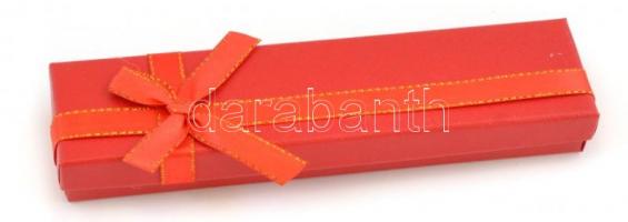 Orientális stílusú medál selyemzsinóron, díszdobozban, 3×1,5 cm