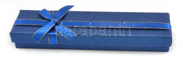 Howlit medál selyemzsinóron, díszdobozban, 3,5×2,5 cm