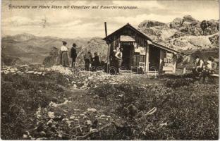 1910 Monte Piana (Südtirol), Schutzhütte am Monte Piano mit Venediger und Rieserfernergruppe / tourist house, chalet, hikers. J. Werth Photograph V. 162.