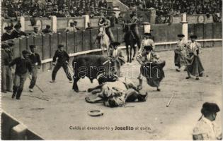 Caída al descubierto y Joselito al quite / Spanish folklore, bullfight, matadore. Fot. Lacoste (Madrid) - from postcard booklet