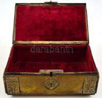 Gazdagon díszített rezezett fém doboz, bársony béléssel, kulcs nélkül, 16×10×8 cm