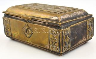 Gazdagon díszített rezezett fém doboz, bársony béléssel, kulcs nélkül, 16×10×8 cm