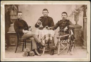 cca 1910 Kőszeg, italozó katonák, keményhátú fotó Kis Antal műterméből, 10,5×16 cm