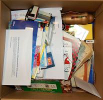 Óriási átnézetlen vegyes papírrégiség és bolhapiac tétel TV-s dobozban: régi okmányok, levelek, képeslapok, katonai gombok, egyéb bolhapiacra való áru. Érdemes megnézni!