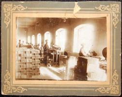 cca 1900 dobozgyártó üzem keményhátú fotó 23x18cm