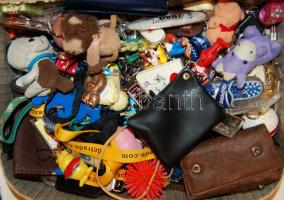 Több száz kulcstartó gyermekbőröndben