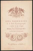 cca 1875 Hölgy műteremben, keményhátú fotó E. Rabending bécsi műterméből, 10,5×6,5 cm