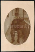 cca 1900 Kis katona, kartonra ragasztott, körbevágott fotó, 7,5×5,5 cm